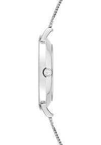 Silberne Uhr mit einem eleganten Metallgehäuse und strukturiertem Armband. Das Design verfügt über ein rundes Zifferblatt, eine auffällige Seitenkrone und eine polierte Oberfläche.
