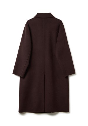 Long manteau marron en tissu de laine douce. Présente un col et des manches larges, avec une silhouette droite et sans fermetures visibles.