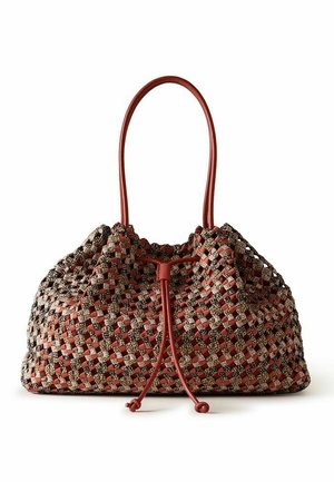 Borsa intrecciata con motivo a quadretti rossi e beige, forma arrotondata, chiusura con coulisse in pelle rossa e due lunghi manici rossi.
