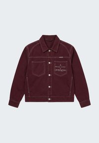 Veste boutonnée bordeaux avec deux poches avant, des coutures blanches et un logo étoile avec "PXP" sur la poche droite.