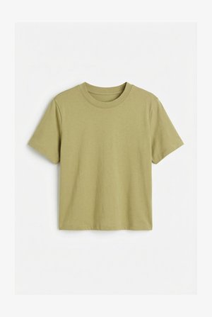 Lihtne oliivroheline lühikeste varrukatega T-särk ümmarguse kaelusega ja sirge äärega, esitatud valgel taustal.