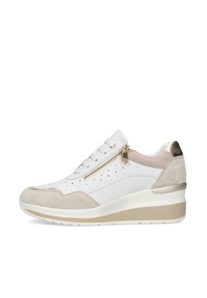 Sneaker a zeppa bianca e beige con chiusura frontale con lacci, cerniera laterale, dettagli traforati e dettaglio sul tallone in oro metallizzato.
