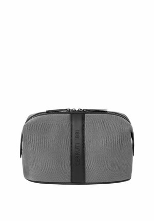 Grijze getextureerde toilettas met ritssluiting en een zwarte verticale streep met het geperste logo "CERRUTI 1881" aan de voorkant.