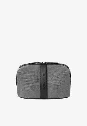 Neceser gris texturizado con cremallera y tira vertical negra en relieve con el logo "CERRUTI 1881" en la parte delantera.