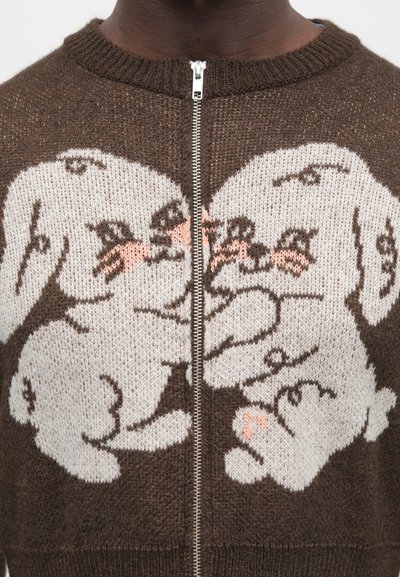 Καφέ πλεκτή ζακέτα με φερμουάρ, με σχέδιο δύο στυλιζαρισμένων κουνελιών σε ανοιχτό γκρι και ροζ λεπτομέρειες.