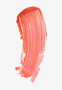 Korallfarget penselstrøk med kremet tekstur, med vertikale ribber og jevne kanter, på en hvit bakgrunn.