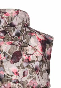 Blomstermønstret vest med høj krave. Har nuancer af pink, grå og hvide blade på en tekstureret baggrund. Letvægts, ærmeløs design.