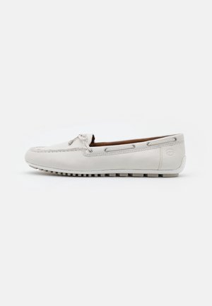 Mocassin en cuir blanc avec bout cousu, détail de lacets sur le dessus et semelle en caoutchouc antidérapante, présenté de profil sur un fond uni.