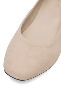 Zapato plano de ante beige con puntera cuadrada redondeada y plantilla acolchada suave.