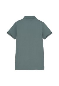 Koszulka polo w stonowanym odcieniu teal, z teksturowanej tkaniny, z płaskim kołnierzykiem i krótkimi rękawami z paskowanymi akcentami na mankietach.