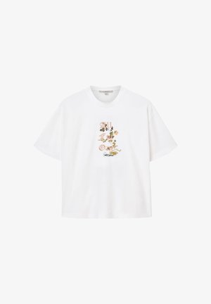 Hvid kortærmet T-shirt med blomsterdesign og kobberfarvet tekst "All For One" centreret på forsiden.