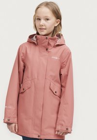 Roze waterdichte jas met een capuchon, ritssluiting en twee voorkeuzes. Heeft een gladde textuur en een logo aan de linkerkant.