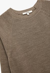 Brązowy sweter z dzianiny o okrągłym dekolcie, z prążkowanymi mankietami i teksturowanym materiałem. Posiada rękawy raglanowe oraz metkę marki przy dekolcie.