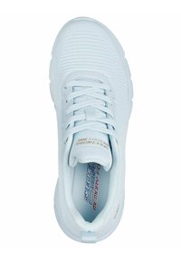 Scarpa sportiva azzurro chiaro realizzata in tessuto testurizzato con design con lacci, caratterizzata da un colletto imbottito e il marchio "Skechers Memory Foam".