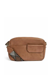 Brun lädercrossbody-väska med texturerad yta, med en framficka och ett mönstrat axelband i svart och vitt, rektangulär form.