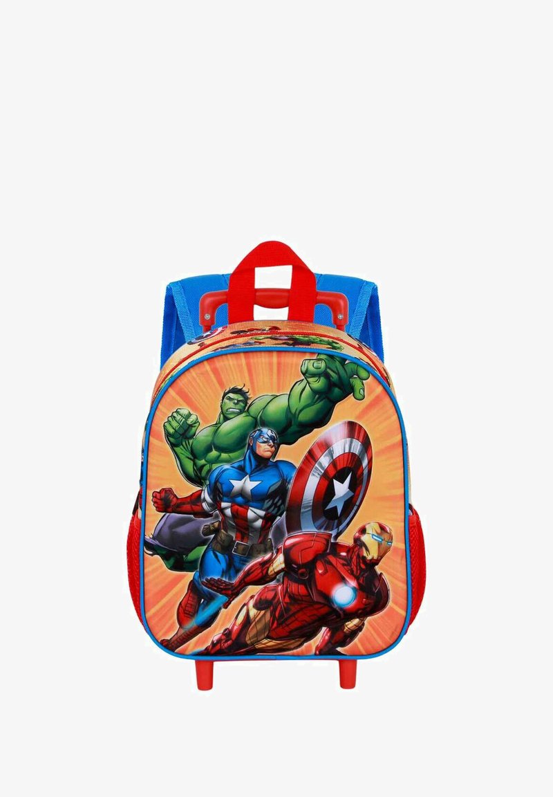 Mochila roja y azul con personajes de Marvel, incluyendo a Hulk, Capitán América y Iron Man, con un diseño gráfico vibrante en la parte frontal.