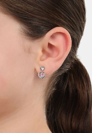 Orecchini a forma di cuore in argento con un cuore più piccolo sopra, caratterizzati da accenti rosa all'interno, sospesi con un gancio.