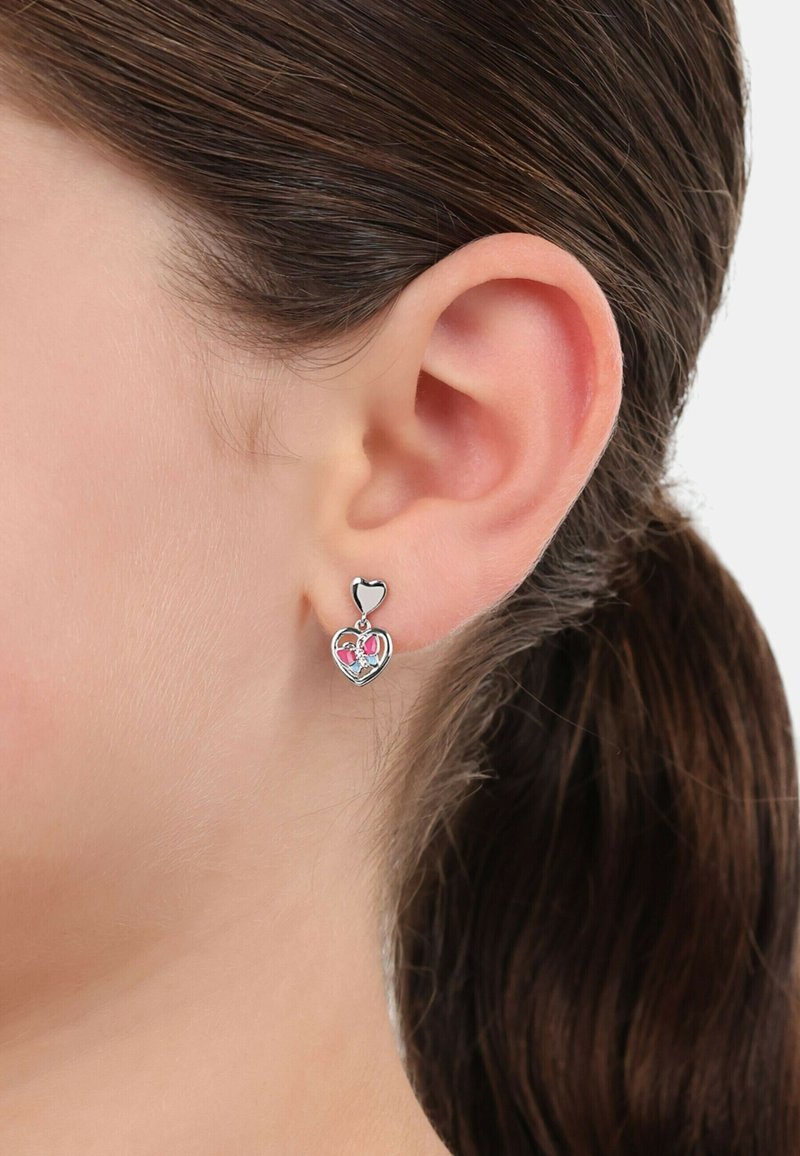 Orecchini a forma di cuore in argento con un cuore più piccolo sopra, caratterizzati da accenti rosa all'interno, sospesi con un gancio.