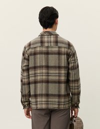 Καφέ και μπεζ καρό φούτερ πουκάμισο με αιχμηρό γιακά, κουμπιά στους καρπούς και ίσια στρωτή κάτω πλευρά, κατασκευασμένο από υλικό που έχει υφή από μαλλί.