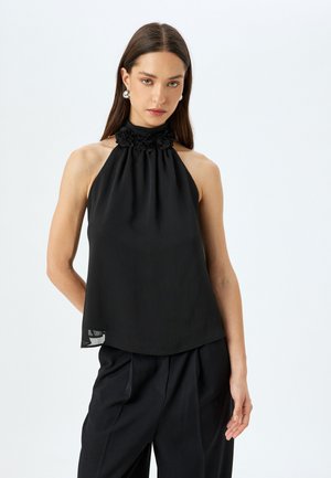 Top senza maniche di colore nero con un colletto alto e plissettato decorato con motivi floreali. Presenta una texture liscia e un design morbido e fluido.