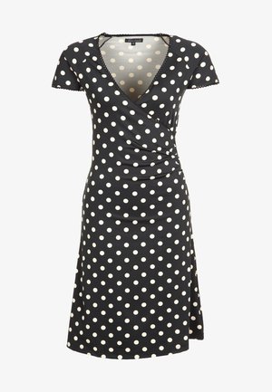 Schwarzes Wickelkleid mit weißen Punkten, kurzen Ärmeln, V-Ausschnitt und leichter Raffung auf einer Seite unterhalb der Brust.