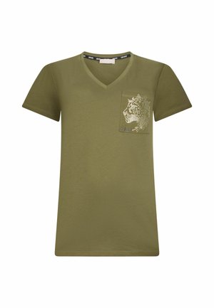 Camiseta de algodón verde oliva de manga corta con cuello en V, que presenta un bolsillo frontal y un diseño de estampado animal con strass plateados en el bolsillo.