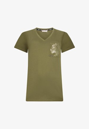 Camiseta de algodón verde oliva de manga corta con cuello en V, que presenta un bolsillo frontal y un diseño de estampado animal con strass plateados en el bolsillo.