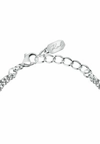 Bracciale in argento con legami intrecciati, chiusura a moschettone e un’etichetta con il logo con inciso "Karl". Finitura liscia e lucida.