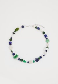 Perlenkette mit grünen, blauen und weißen Steinen, darunter Lapislazuli, Jade und Perlen. Inklusive silberner Hardware und floralen Designs.