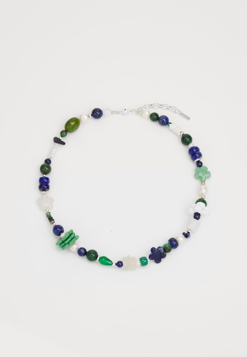 Perlenkette mit grünen, blauen und weißen Steinen, darunter Lapislazuli, Jade und Perlen. Inklusive silberner Hardware und floralen Designs.