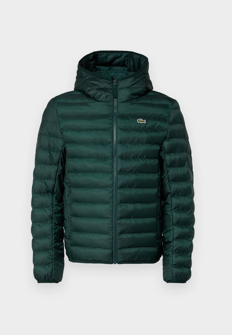 Chaqueta verde acolchada con capucha, con costuras horizontales acolchadas, un cierre delantero y un pequeño logotipo bordado en el pecho.