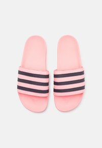 Ružové šľapky s textúrovaným remienkom, ktorý má tri tmavomodré pruhy. Stielka je plochá s hladkým povrchom.