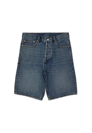Shorts in denim blu medio con una vestibilità rilassata. Presentano cinque tasche, una chiusura zip e dettagli in metallo rame. Texture vissuta e decorazioni cucite.