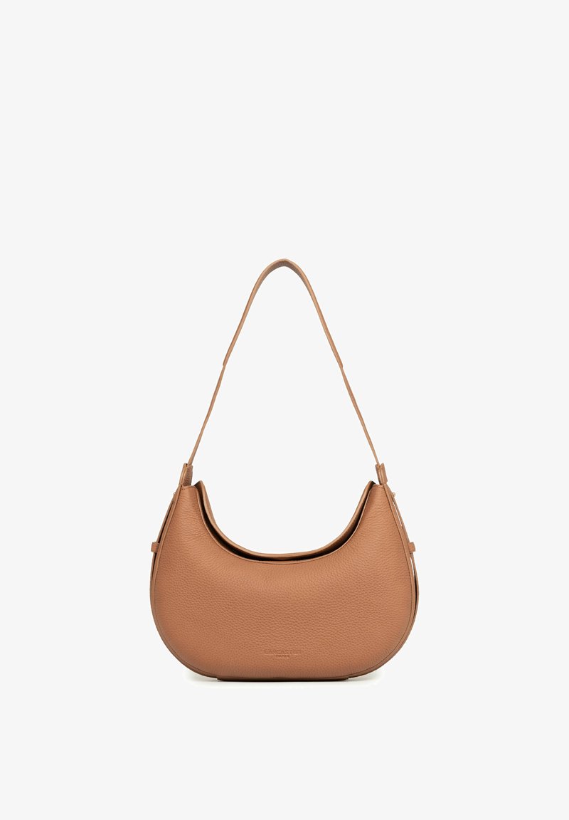 Sac à main en cuir marron en forme de croissant avec une sangle d’épaule unique et un embossage discret du logo au centre devant.