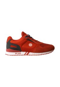 Baskets de sport rouges et noires avec semelle blanche mouchetée et texte "PLAY" sur la semelle intermédiaire, avec lacets et un logo circulaire sur le côté.