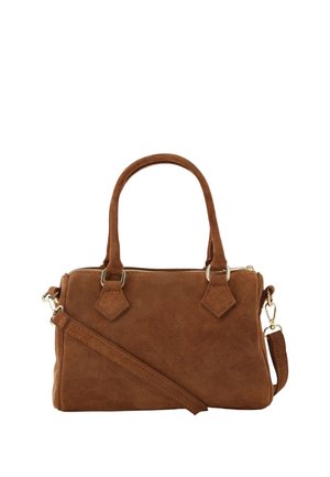 Bolso de mano de ante marrón con dos asas superiores, una correa de hombro desmontable y cierre con cremallera sobre un fondo blanco.