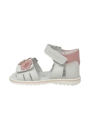 Sandalo bianco e rosa per bambino con punta aperta, fiore decorativo sul cinturino e chiusura a strappo alla caviglia.