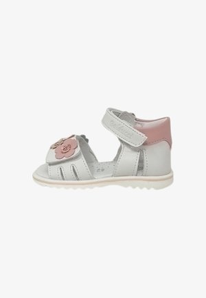 Sandalo bianco e rosa per bambino con punta aperta, fiore decorativo sul cinturino e chiusura a strappo alla caviglia.