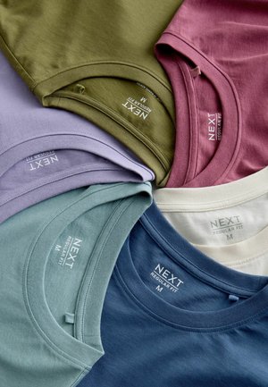 Fem t-shirts med rund hals i olika färger: olivgrön, lavendel, vinröd, ljusgrön och marinblå, med etiketter som lyder "NEXT REGULAR FIT".