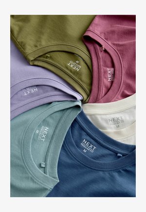 Fem crew-neck t-shirts i forskellige farver: olivengrøn, lavendel, bordeaux, lysegrøn og marineblå, med "NEXT REGULAR FIT" mærker.