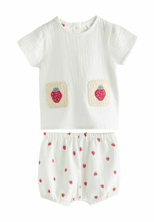 Witte katoenen twee-delige set bestaande uit een top met korte mouwen met aardbeienpatches en een short met een verspreide aardbeienprint.