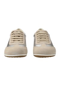 Beige mockasinsneakers med metalliska silverdetaljer, rund tå, sex hål för snörning, strukturerad tyg och gummisula.