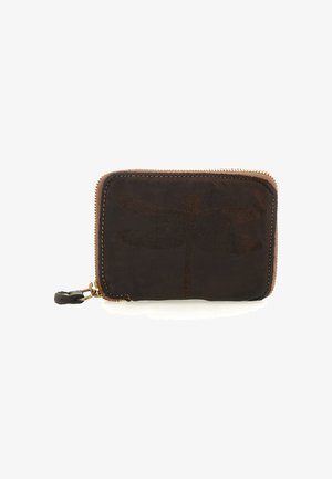 Portafoglio zip in pelle marrone scuro con motivo di libellula in rilievo e una linguetta in pelle per la cerniera, mostrato su sfondo bianco.