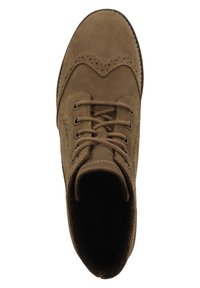 Scarpa di camoscio marrone con design wingtip, punta tonda, lacci piatti e perforazioni decorative. Texture liscia con dettagli di cucitura sottili.