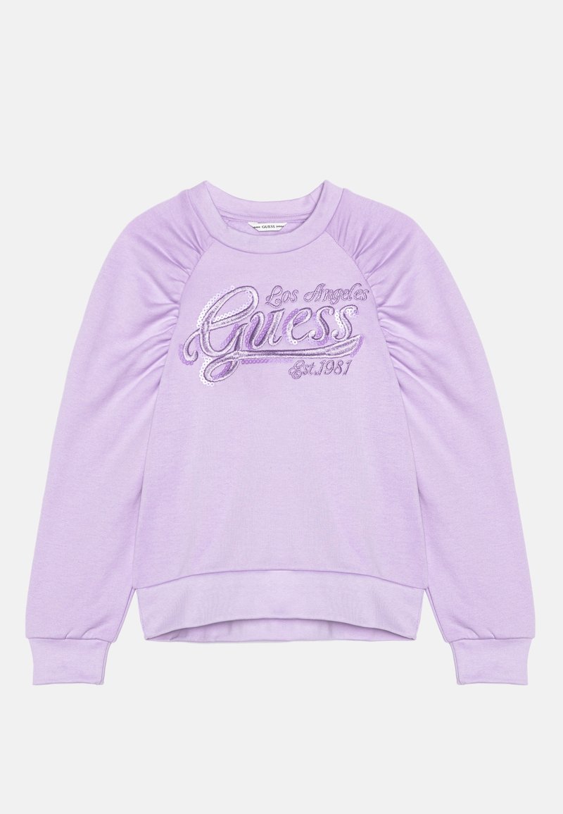 Sweat-shirt à manches longues lavande avec épaules froncées et "Los Angeles Guess Est. 1981" brodé en cursive sur le devant.
