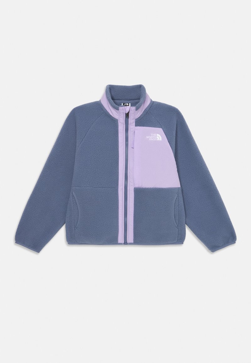 Plava i lavanda flis jakna s punim zatvaračem, dva prednja džepa, uspravni ovratnik i logo The North Face na džepu na prsima.