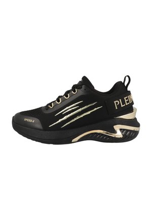Sort atletiksneaker med guldklørlignende striber, guldaccenter på sålen, teksten "SPEED-X" nær tåen og "PLEIN" på hælstrop.
