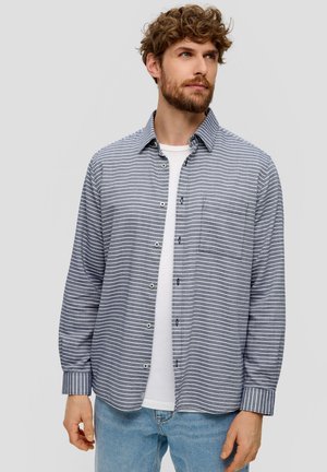 Gestreifte Button-Up-Hemd aus blau-weißem Baumwollstoff, mit einer Tasche, abgerundetem Saum und kontrastierenden gestreiften Manschetten. Lässiges Design.