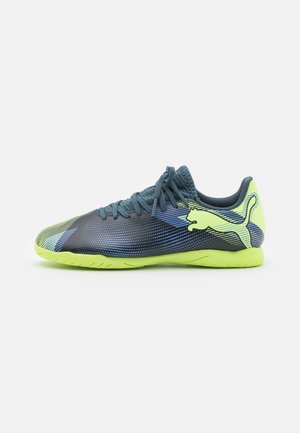 Puma FUTURE 7 PLAY IT JR UNISEX - Scarpe da calcio indoor - gray skies/elektro purple/fizzy apple/white