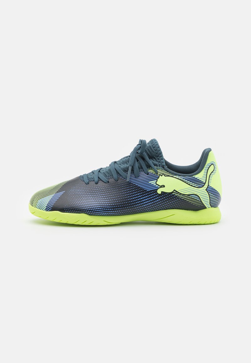Puma FUTURE 7 PLAY IT JR UNISEX - Botines de fútbol sala - gray skies/elektro purple/fizzy apple/white